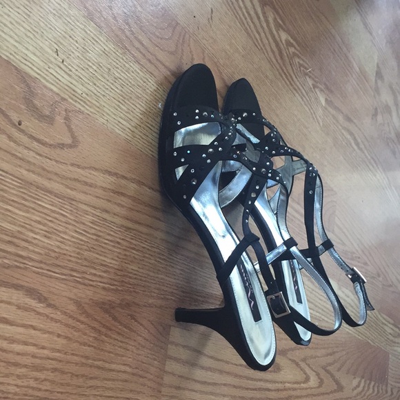 Size 11 heels - Picture 2 of 2